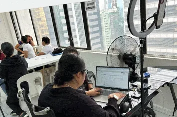 馬卡蒂培訓中心職員為學員迎新活動作記錄